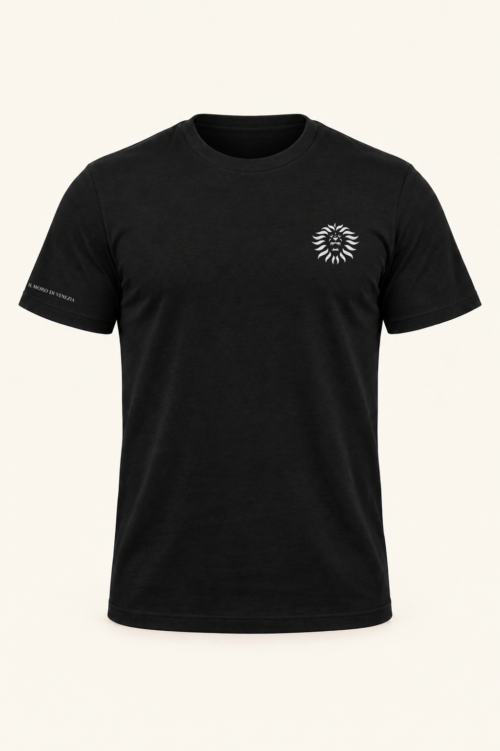 Colore: Nero — T-Shirt Leone Il Moro di Venezia, vista del capo, sfondo avorio, grafica originale