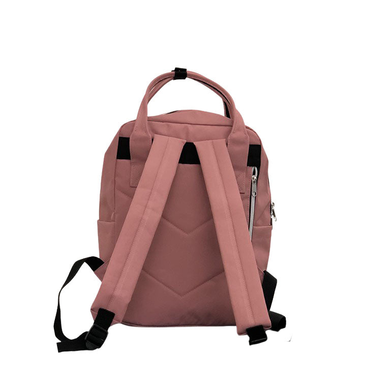 Lo Zaino Quadra Small rosa è utile e pratico. Il logo “Il Moro di Venezia” decora l’accessorio. Due manici sono unibili tramite un laccetto con bottone. Dotato di uno scomparto frontale e due inserti laterali. Nello schienale una tasca con zip - The Quadra Small backpack in pink is useful and practical. The 'Il Moro di Venezia' logo decorates the accessory. Two handles can be joined by a strap with a button. It has a front compartment and two side inserts. In the back a pocket with zip.