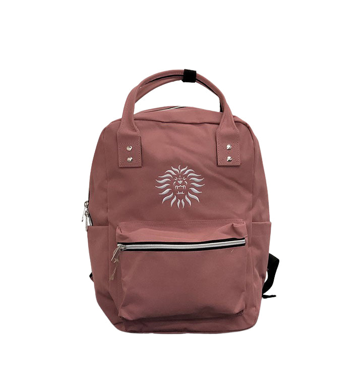 Lo Zaino Quadra Small rosa è utile e pratico. Il logo “Il Moro di Venezia” decora l’accessorio. Due manici sono unibili tramite un laccetto con bottone. Dotato di uno scomparto frontale e due inserti laterali. Nello schienale una tasca con zip - The Quadra Small backpack in pink is useful and practical. The 'Il Moro di Venezia' logo decorates the accessory. Two handles can be joined by a strap with a button. It has a front compartment and two side inserts. In the back a pocket with zip.