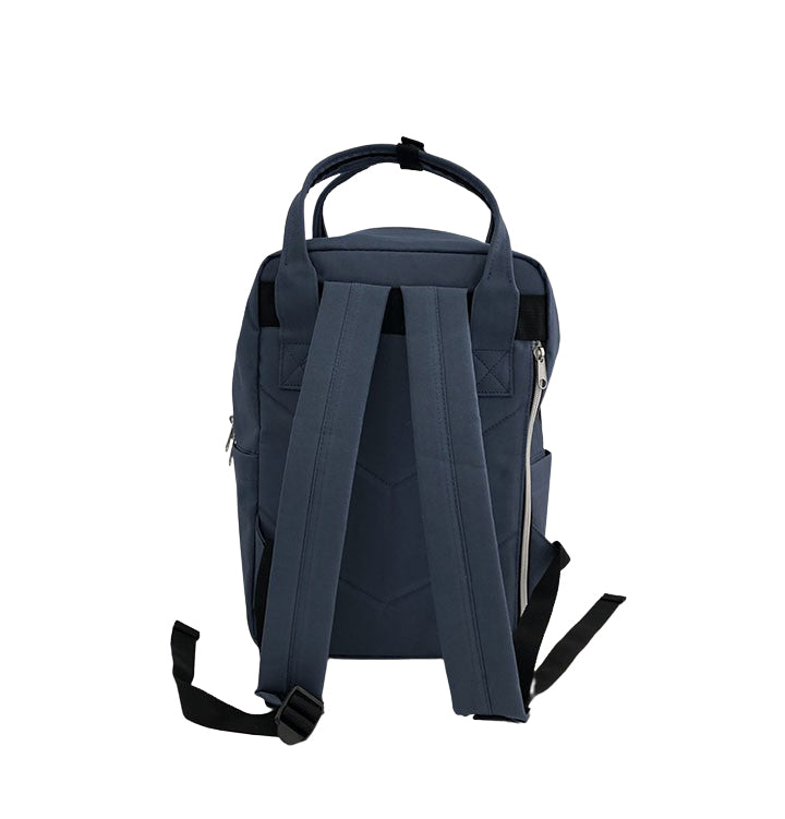Lo Zaino Quadra Small blu è utile e pratico. Il logo “Il Moro di Venezia” decora l’accessorio. Due manici sono unibili tramite un laccetto con bottone. Dotato di uno scomparto frontale e due inserti laterali. Nello schienale una tasca con zip - The Quadra Small backpack in blue is useful and practical. The 'Il Moro di Venezia' logo decorates the accessory. Two handles can be joined by a strap with a button. It has a front compartment and two side inserts. In the back a pocket with zip.