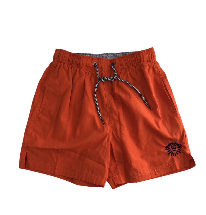 Il costume da bagno “Il Moro di Venezia ITA 168” orange è realizzato in poliestere. Facile da lavare e rapido da asciugare. Girovita con coulisse. Sulla gamba sinistra è ricamato il simbolo de “Il Moro di Venezia”; disponibile nelle taglie comprese tra la S e la XXL. - The swimming costume "Il Moro di Venezia ITA 168" orange is made of polyester. Easy to wash and quick drying. Drawstring waistband. The "Il Moro di Venezia" symbol is embroidered on the left leg. Available in sizes S to XXL.