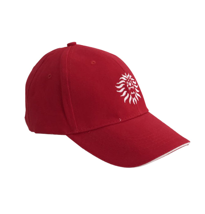 Cappellino modello Baseball in 100% cotone, con visiera in sandwich e logo in rilievo de “Il Moro di Venezia” in combinazione di rossomoro e bianco - 100% cotton baseball cap with sandwich visor and embossed 'Il Moro di Venezia' logo in a combination of red and white.
