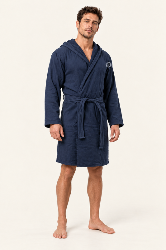 Colore: blu Navy — Il Moro di Venezia, modello ufficiale, vista indossata, sfondo avorio