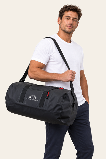 Colore: Nero — Borsa stagna Large Il Moro di Venezia sul modello, sfondo avorio