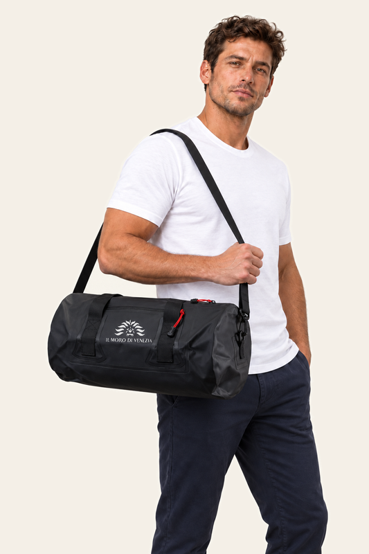 Colore: Nero — Borsa stagna Medium Il Moro di Venezia sul modello, sfondo avorio
