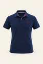 Colore: blu — Polo in cotone a maniche corte, vista del capo, sfondo avorio, logo originale