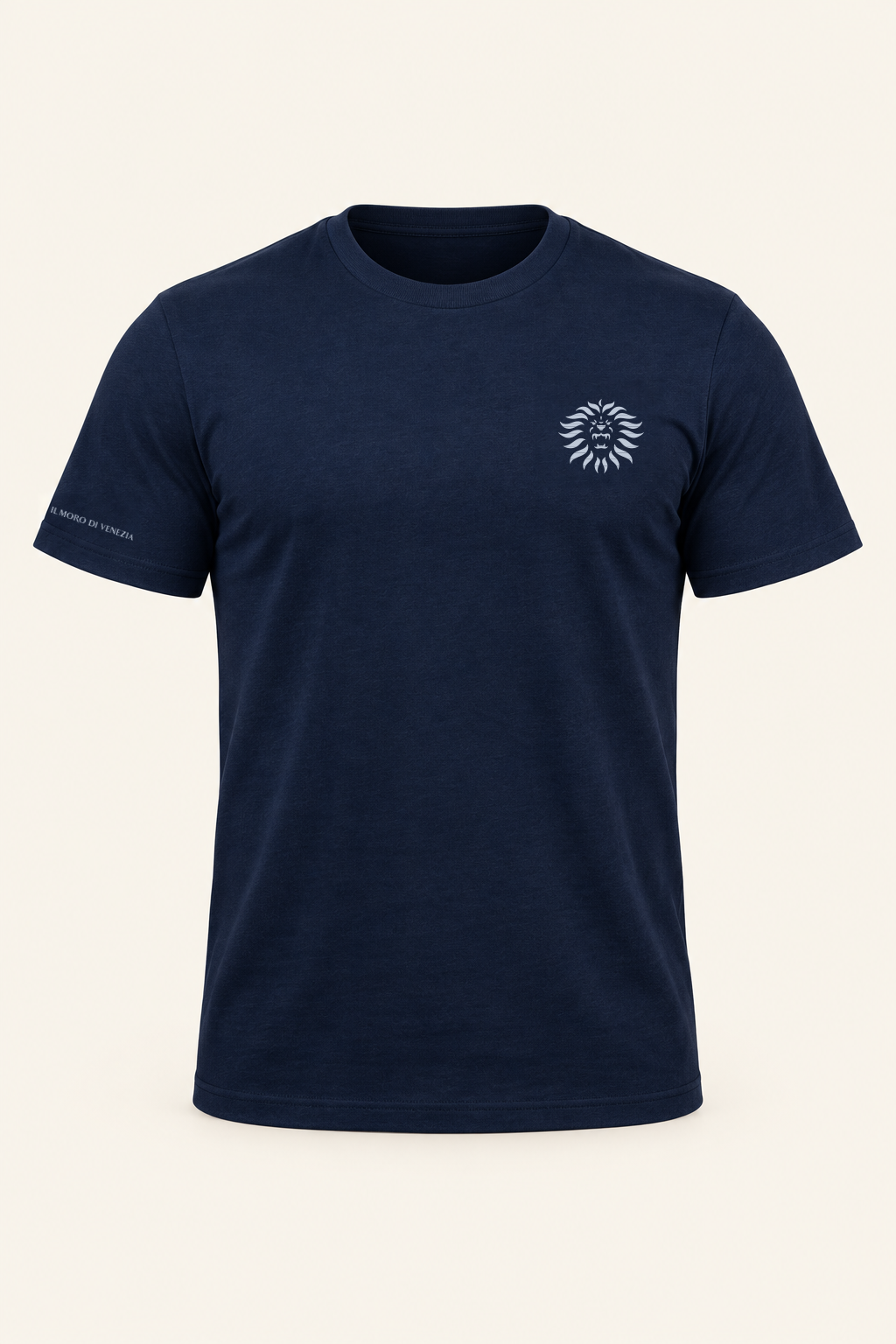 Colore: Blu — T-Shirt Leone, vista del capo, sfondo avorio, logo originale