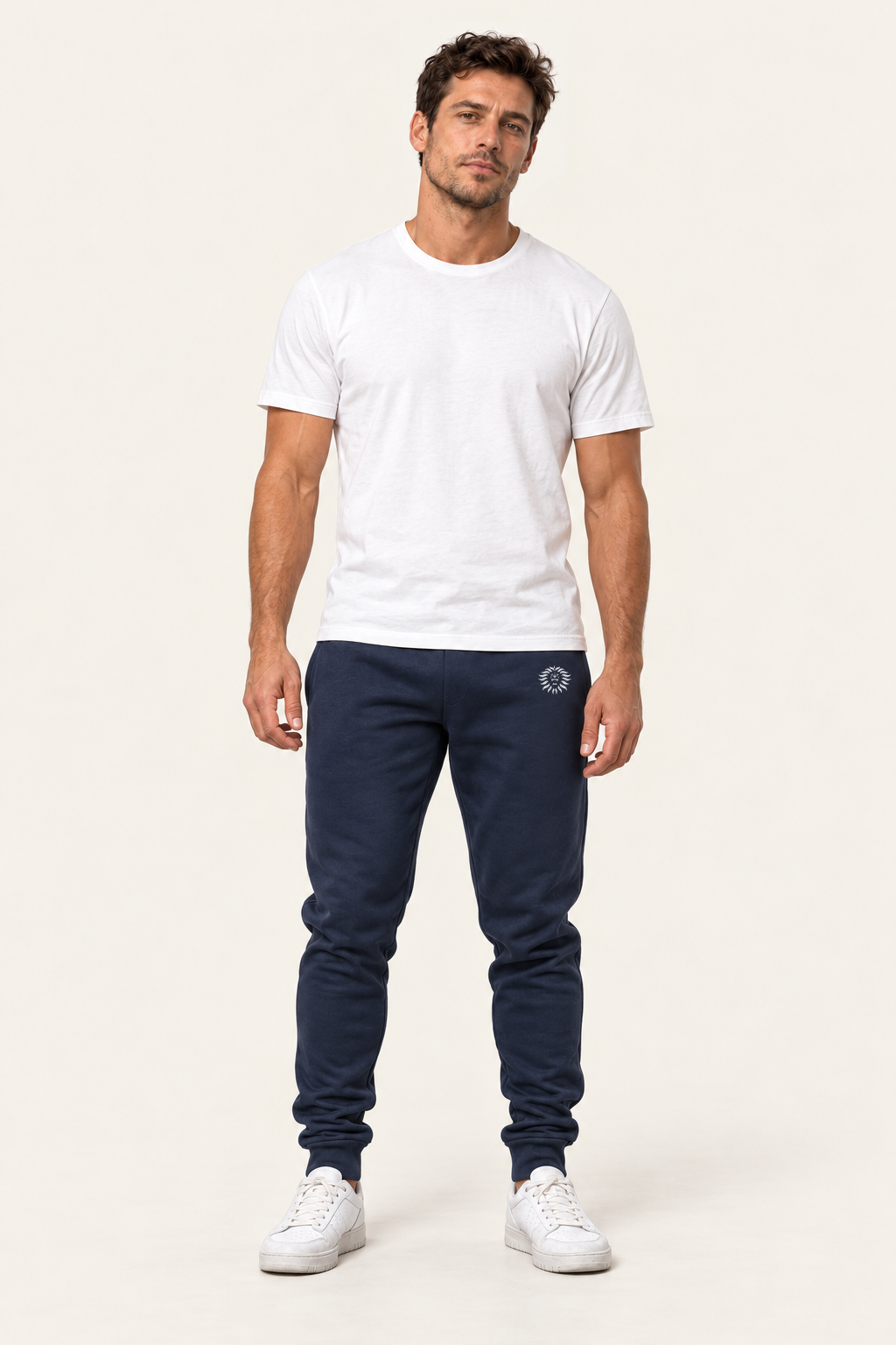 Colore: Blu — Pantaloni jogger in felpa, modello ufficiale, vista indossata, sfondo avorio, logo originale