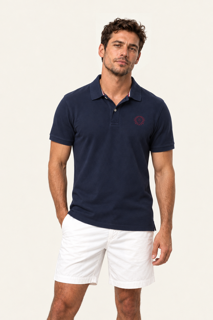 Colore: blu — Polo in cotone a maniche corte, modello ufficiale, vista indossata, sfondo avorio, logo originale