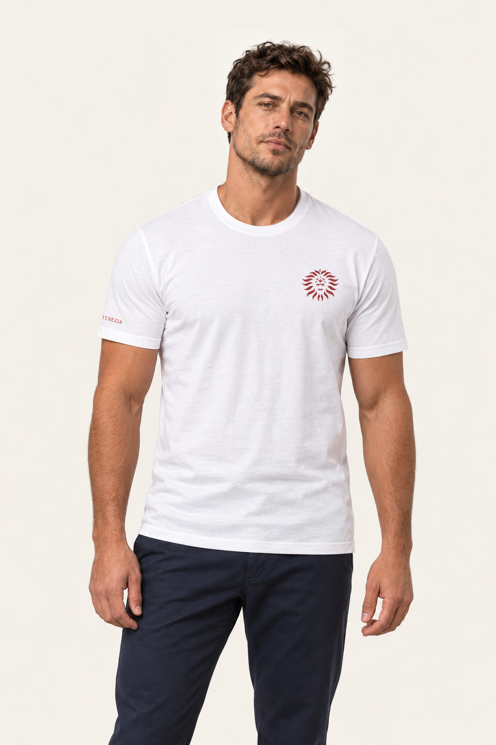 Colore: Bianco — T-Shirt Leone, modello ufficiale, vista indossata, sfondo avorio, logo originale