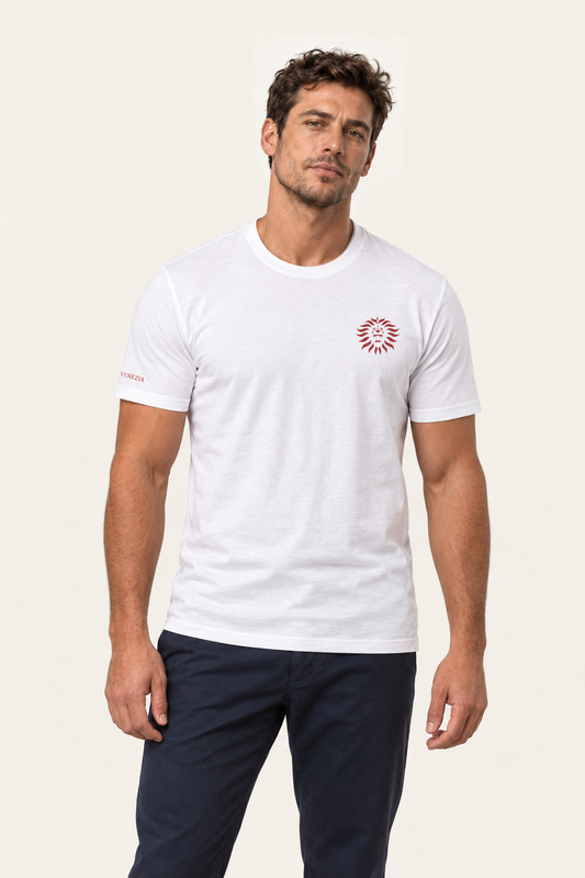 Colore: Bianco — T-Shirt Leone, modello ufficiale, vista indossata, sfondo avorio, logo originale