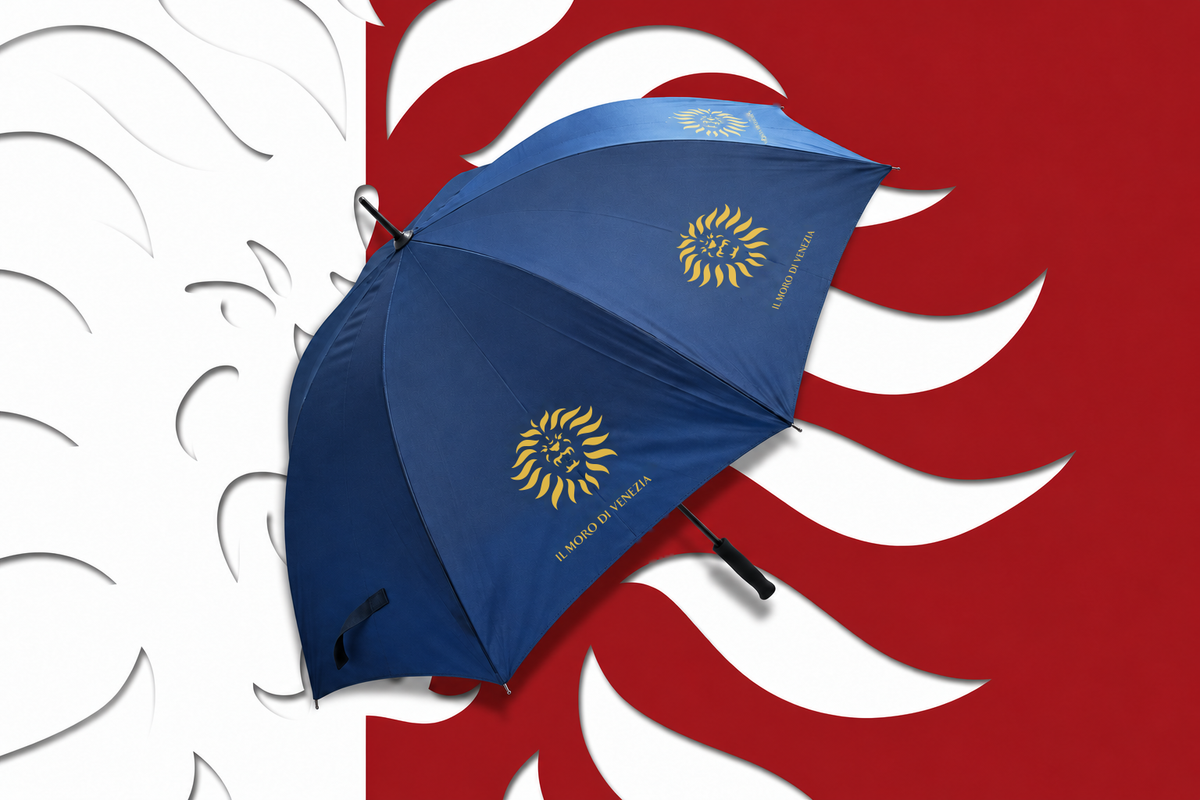 Collezione Accessori Il Moro di Venezia: ombrello blu con marchi originali sullo sfondo rosso e bianco con il Leone.