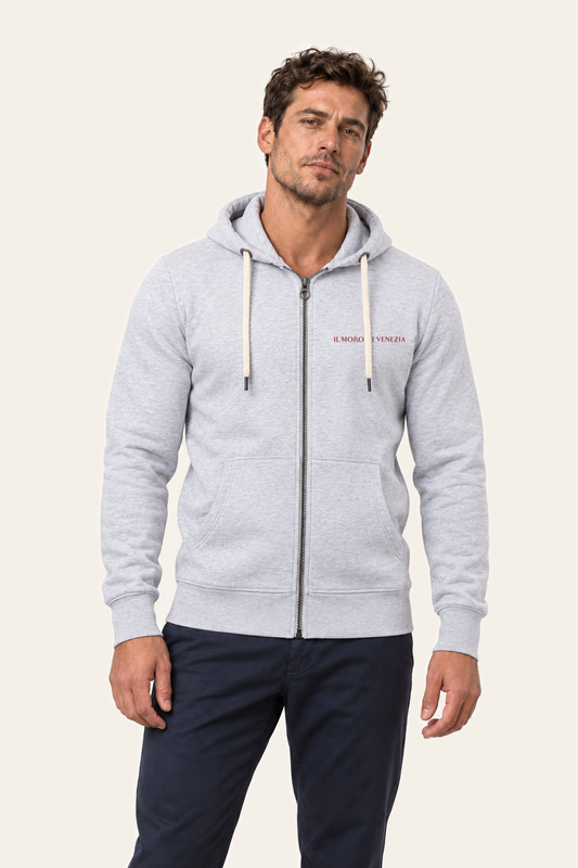 Colore: Grigio — Felpa con cappuccio e zip Il Moro di Venezia, indossato dal modello