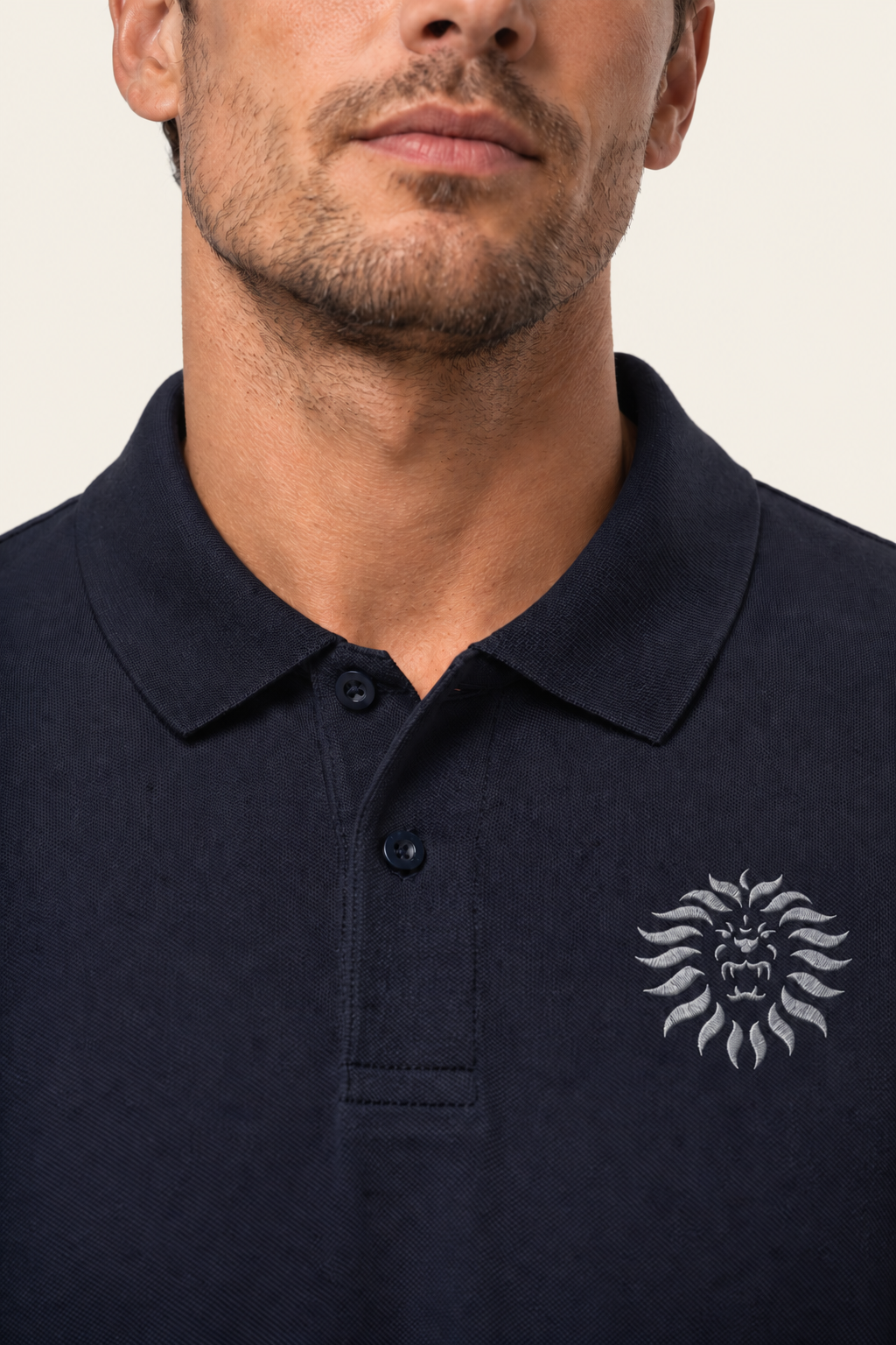 Colore: Blu — Polo in piqué biologico a manica lunga Il Moro di Venezia, dettaglio del Leone ricamato grigio argento