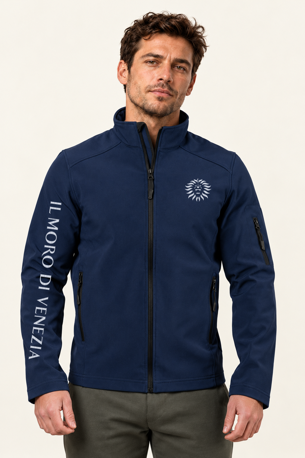 Colore: BLU — Giubbotto softshell Il Moro di Venezia, modello ufficiale, vista indossata, sfondo avorio