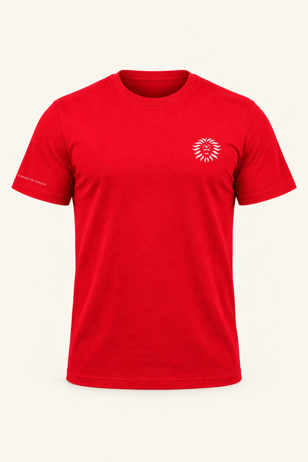 Colore: Rosso — T-Shirt Leone Il Moro di Venezia, vista del capo, sfondo avorio, grafica originale