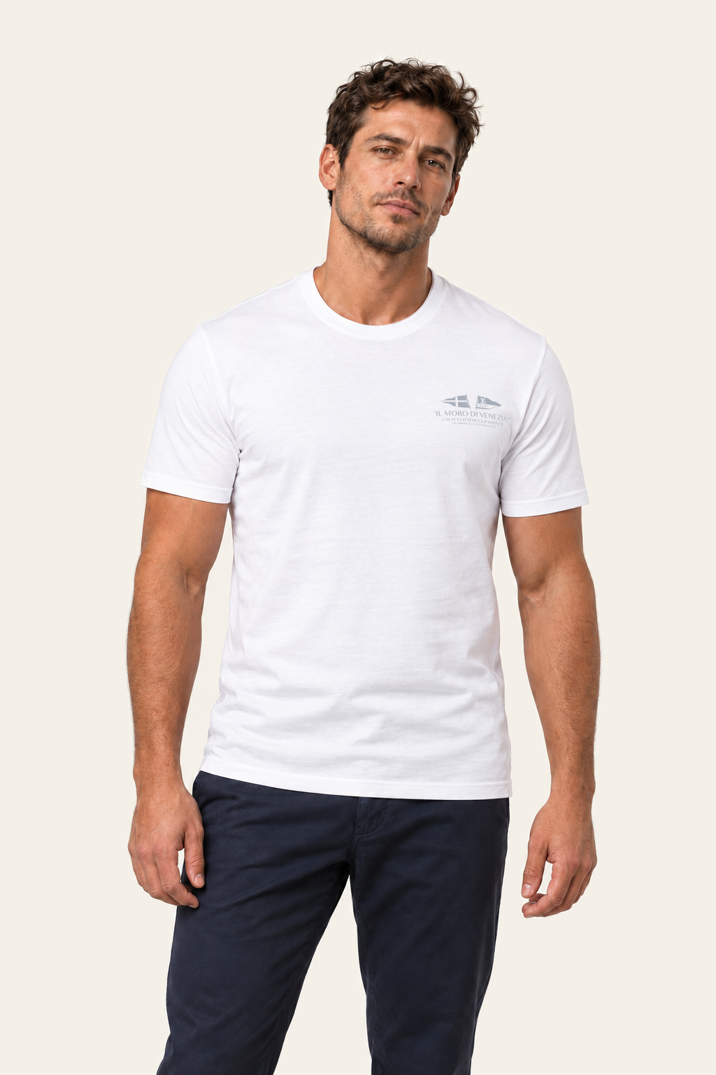Colore: Bianco — T-Shirt Louis Vuitton Cup Winner Il Moro di Venezia, indossato dal modello
