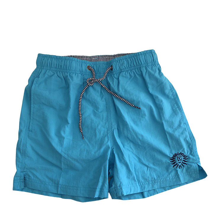 Il costume da bagno “Il Moro di Venezia ITA 168” torquoise è realizzato in poliestere. Facile da lavare e rapido da asciugare. Girovita con coulisse. Sulla gamba sinistra è ricamato il simbolo de “Il Moro di Venezia”; disponibile nelle taglie comprese tra la S e la XXL. The swimming costume "Il Moro di Venezia ITA 168" torquoise is made of polyester. Easy to wash and quick drying. Drawstring waistband. The "Il Moro di Venezia" symbol is embroidered on the left leg. Available in sizes S to XXL.