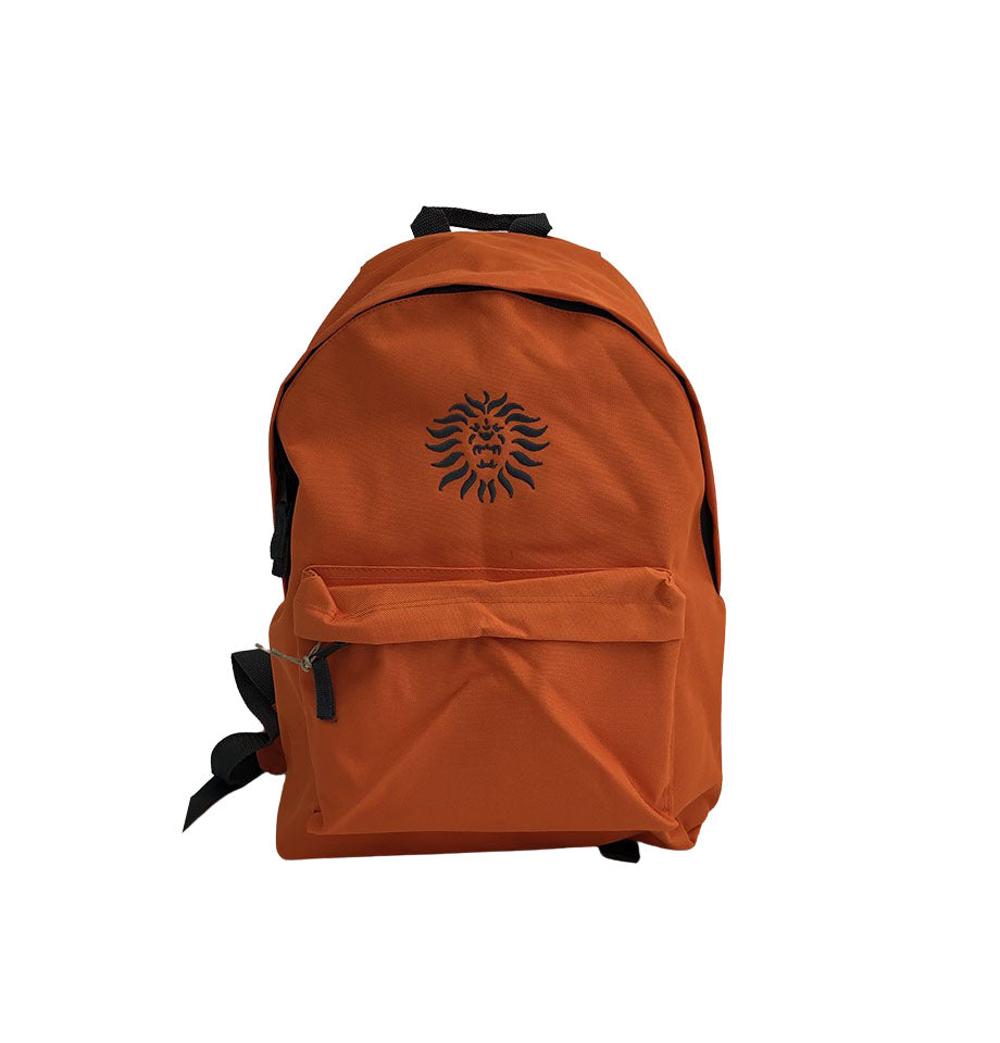 Lo zaino Crew arancione è pratico, comodo e compatto, da utilizzare per la scuola e il tempo libero. Dotato di una tasca frontale e una sezione principale. Realizzato in materiale tecnico e impermeabile ha una base di 30 centimetri, un’altezza di 40 e uno spessore di 18 cm. - The Crew orange backpack is practical, comfortable and compact for school and leisure. It has a front pocket and a main section. Made of technical, waterproof material, it has a base of 30 cm, a height of 40 cm and a thickness of 18 cm