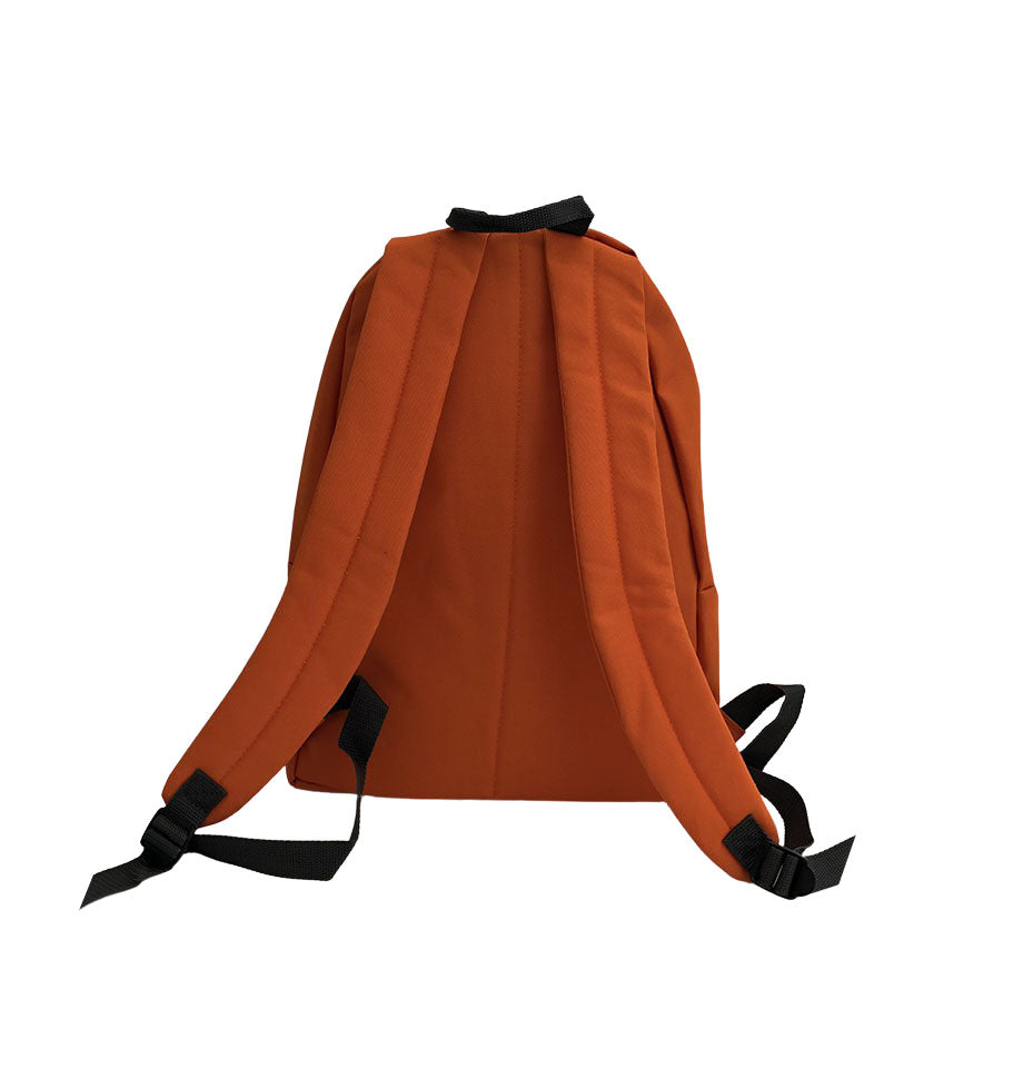 Lo zaino Crew arancione è pratico, comodo e compatto, da utilizzare per la scuola e il tempo libero. Dotato di una tasca frontale e una sezione principale. Realizzato in materiale tecnico e impermeabile ha una base di 30 centimetri, un’altezza di 40 e uno spessore di 18 cm. - The Crew orange backpack is practical, comfortable and compact for school and leisure. It has a front pocket and a main section. Made of technical, waterproof material, it has a base of 30 cm, a height of 40 cm and a thickness of 18 cm