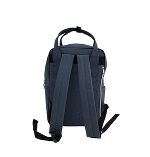 Lo Zaino Quadra Small blu è utile e pratico. Il logo “Il Moro di Venezia” decora l’accessorio. Due manici sono unibili tramite un laccetto con bottone. Dotato di uno scomparto frontale e due inserti laterali. Nello schienale una tasca con zip - The Quadra Small backpack in blue is useful and practical. The 'Il Moro di Venezia' logo decorates the accessory. Two handles can be joined by a strap with a button. It has a front compartment and two side inserts. In the back a pocket with zip.