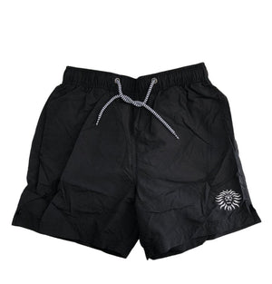 Il costume da bagno “Il Moro di Venezia ITA 168” nero è realizzato in poliestere. Facile da lavare e rapido da asciugare. Girovita con coulisse. Sulla gamba sinistra è ricamato il simbolo de “Il Moro di Venezia”; disponibile nelle taglie comprese tra la S e la XXL. - The swimming costume "Il Moro di Venezia ITA 168" black is made of polyester. Easy to wash and quick drying. Drawstring waistband. The "Il Moro di Venezia" symbol is embroidered on the left leg. Available in sizes S to XXL.