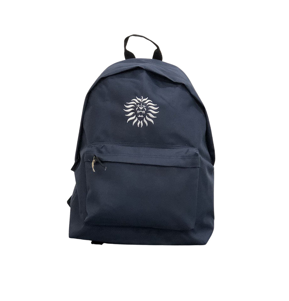 Lo zaino Crew blu è pratico, comodo e compatto, da utilizzare per la scuola e il tempo libero. Dotato di una tasca frontale e una sezione principale. Realizzato in materiale tecnico e impermeabile ha una base di 30 centimetri, un’altezza di 40 e uno spessore di 18 cm. - The Crew blue backpack is practical, comfortable and compact for school and leisure. It has a front pocket and a main section. Made of technical, waterproof material, it has a base of 30 cm, a height of 40 cm and a thickness of 18 cm.