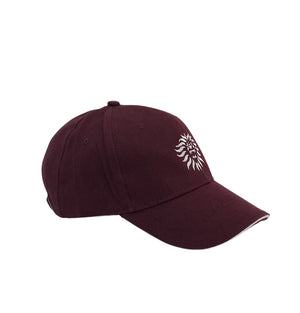 Cappellino modello Baseball in 100% cotone, con visiera in sandwich e logo in rilievo de “Il Moro di Venezia” in combinazione di colore bordeaux e bianco - 100% cotton baseball cap with sandwich visor and embossed 'Il Moro di Venezia' logo in burgundy and white combination.