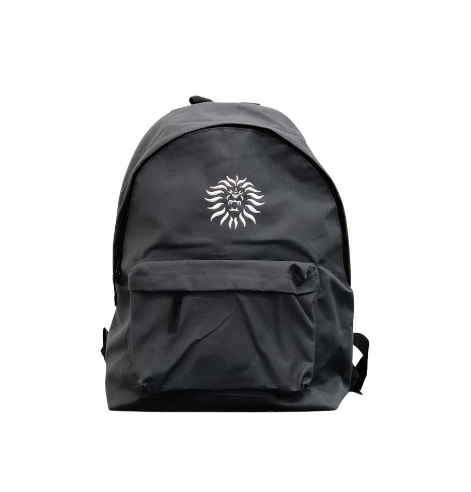 Lo zaino Crew nero è pratico, comodo e compatto, da utilizzare per la scuola e il tempo libero. Dotato di una tasca frontale e una sezione principale. Realizzato in materiale tecnico e impermeabile ha una base di 30 centimetri, un’altezza di 40 e uno spessore di 18 cm. - The Crew black backpack is practical, comfortable and compact for school and leisure. It has a front pocket and a main section. Made of technical, waterproof material, it has a base of 30 cm, a height of 40 cm and a thickness of 18 cm.