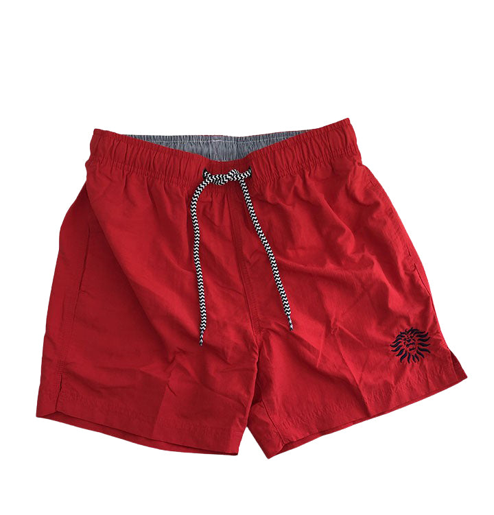 Il costume da bagno “Il Moro di Venezia ITA 168” rosso è realizzato in poliestere. Facile da lavare e rapido da asciugare. Girovita con coulisse. Sulla gamba sinistra è ricamato il simbolo de “Il Moro di Venezia”; disponibile nelle taglie comprese tra la S e la XXL. - The swimming costume "Il Moro di Venezia ITA 168" red is made of polyester. Easy to wash and quick drying. Drawstring waistband. The "Il Moro di Venezia" symbol is embroidered on the left leg. Available in sizes S to XXL.