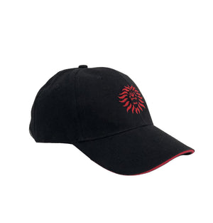 Cappellino modello Baseball in 100% cotone, con visiera in sandwich e logo in rilievo de “Il Moro di Venezia” in combinazione di colore nero e rosso - 100% cotton baseball cap with sandwich visor and embossed 'Il Moro di Venezia' logo in black and red combination.