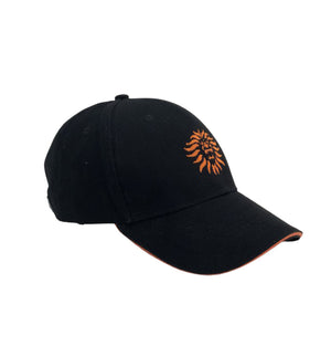 Cappellino modello Baseball in 100% cotone, con visiera in sandwich e logo in rilievo de “Il Moro di Venezia” in combinazione di colore nero e arancione - 100% cotton baseball cap with sandwich visor and embossed 'Il Moro di Venezia' logo in black and orange combination.