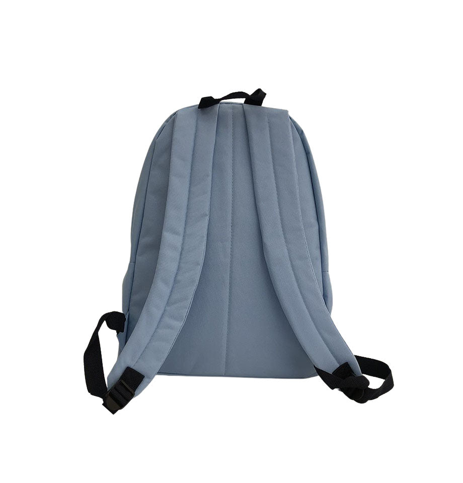 Lo zaino Crew azzurro è comodissimo, adatto sia per la scuola che per il tempo libero. Ha una tasca frontale e una sezione principale. Realizzato in materiale tecnico e impermeabile ha una base di 30 centimetri, un’altezza di 40 e uno spessore di 18 cm. - The Crew backpack in blue is very comfortable, suitable for both school and leisure. It has a front pocket and a main section. Made of technical, waterproof material, it has a base of 30 cm, a height of 40 cm and a thickness of 18 cm.