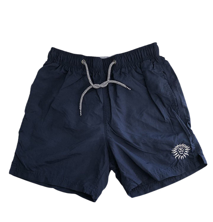 Il costume da bagno “Il Moro di Venezia ITA 168” blu navy è realizzato in poliestere. Facile da lavare e rapido da asciugare. Girovita con coulisse. Sulla gamba sinistra è ricamato il simbolo de “Il Moro di Venezia”; disponibile nelle taglie comprese tra la S e la XXL. The swimming costume "Il Moro di Venezia ITA 168" navy blue is made of polyester. Easy to wash and quick drying. Drawstring waistband. The "Il Moro di Venezia" symbol is embroidered on the left leg. Available in sizes S to XXL.