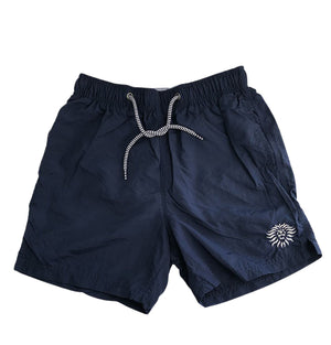 Il costume da bagno “Il Moro di Venezia ITA 168” blu navy è realizzato in poliestere. Facile da lavare e rapido da asciugare. Girovita con coulisse. Sulla gamba sinistra è ricamato il simbolo de “Il Moro di Venezia”; disponibile nelle taglie comprese tra la S e la XXL. The swimming costume "Il Moro di Venezia ITA 168" navy blue is made of polyester. Easy to wash and quick drying. Drawstring waistband. The "Il Moro di Venezia" symbol is embroidered on the left leg. Available in sizes S to XXL.