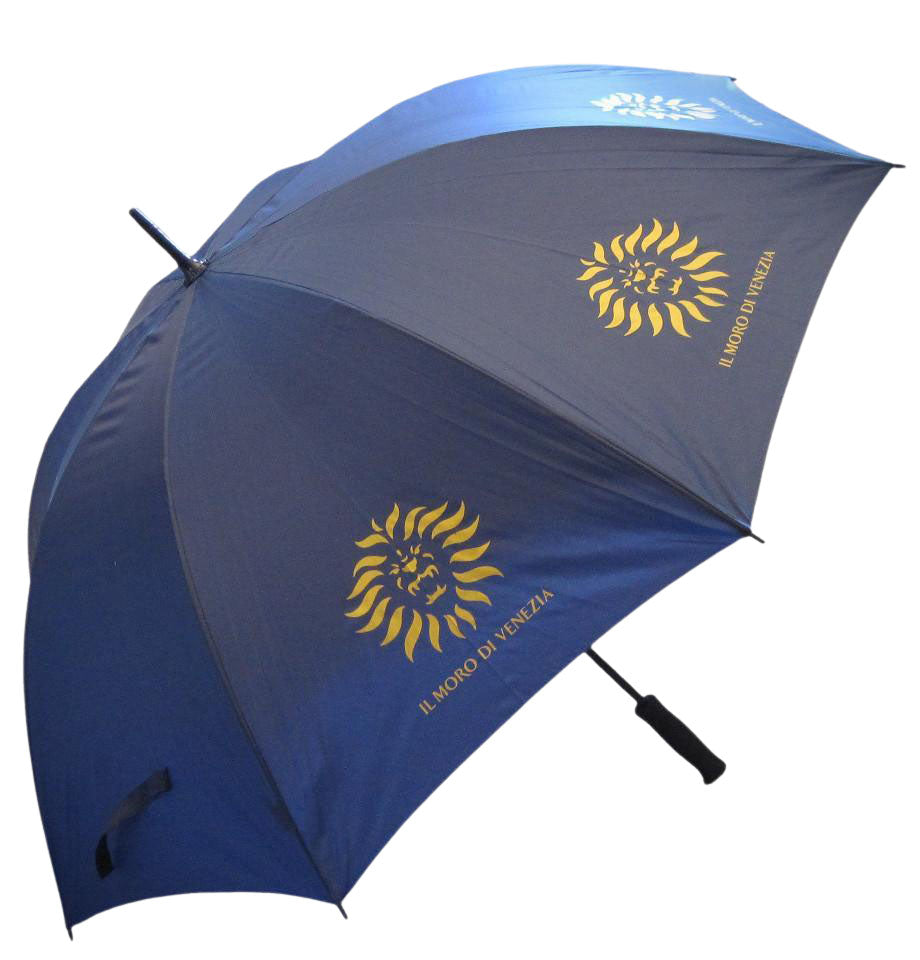 L’Ombrello ITA 141 nella variante blu ha un’apertura di 120 cm. struttura in alluminio ultraleggera e impugnatura ergonomica con manico antiscivolo. Sulla tesa è stampato a contrasto il logotipo completo de “Il Moro di Venezia” in colore oro. - The blue ITA 141 umbrella has a 120 cm opening, an ultralight aluminium frame and an ergonomic handle with non-slip grip. The brim is printed in contrasting gold with the complete logo of "Il Moro di Venezia".