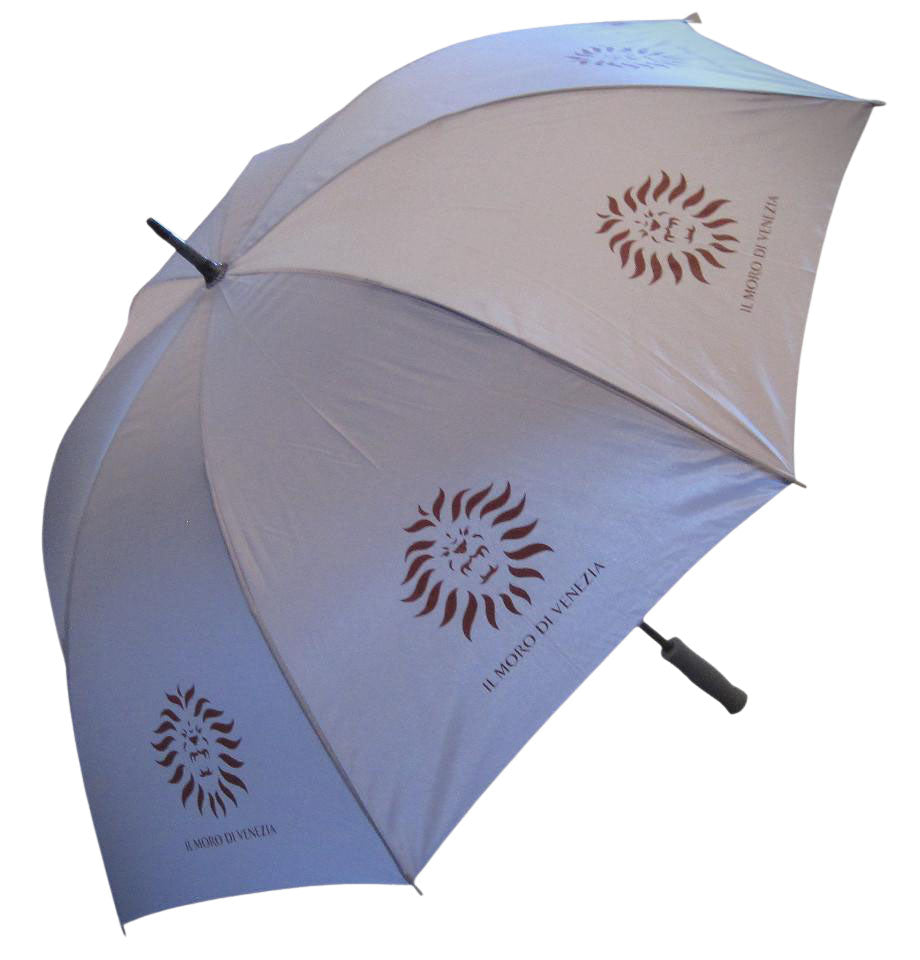 a.	L’Ombrello ITA 141 nella variante grigio ha un’apertura di 120 cm. struttura in alluminio ultraleggera e impugnatura ergonomica con manico antiscivolo. Sulla tesa è stampato a contrasto il logotipo completo de “Il Moro di Venezia” in colore Rossomoro. - The grey ITA 141 umbrella has a 120 cm opening, an ultra-light aluminium frame and an ergonomic handle with non-slip grip. The brim is printed in contrasting colours with the complete logo of "Il Moro di Venezia" in reddish-brown.