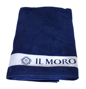 Il Telo ITA 143 blu è realizzato interamente in cotone 100% e ha dimensioni di 100cm X 160cm. Una fascia bianca mette in risalto il logotipo “Il Moro di Venezia” Comodo e pratico, per la spiaggia, la piscina, l’attività fisica e il tempo libero. - The ITA 143 blue towel is made entirely of 100% cotton and measures 100cm X 160cm. A white band highlights the "Il Moro di Venezia" logo. Comfortable and practical, for the beach, the swimming pool, physical activity and leisure time.