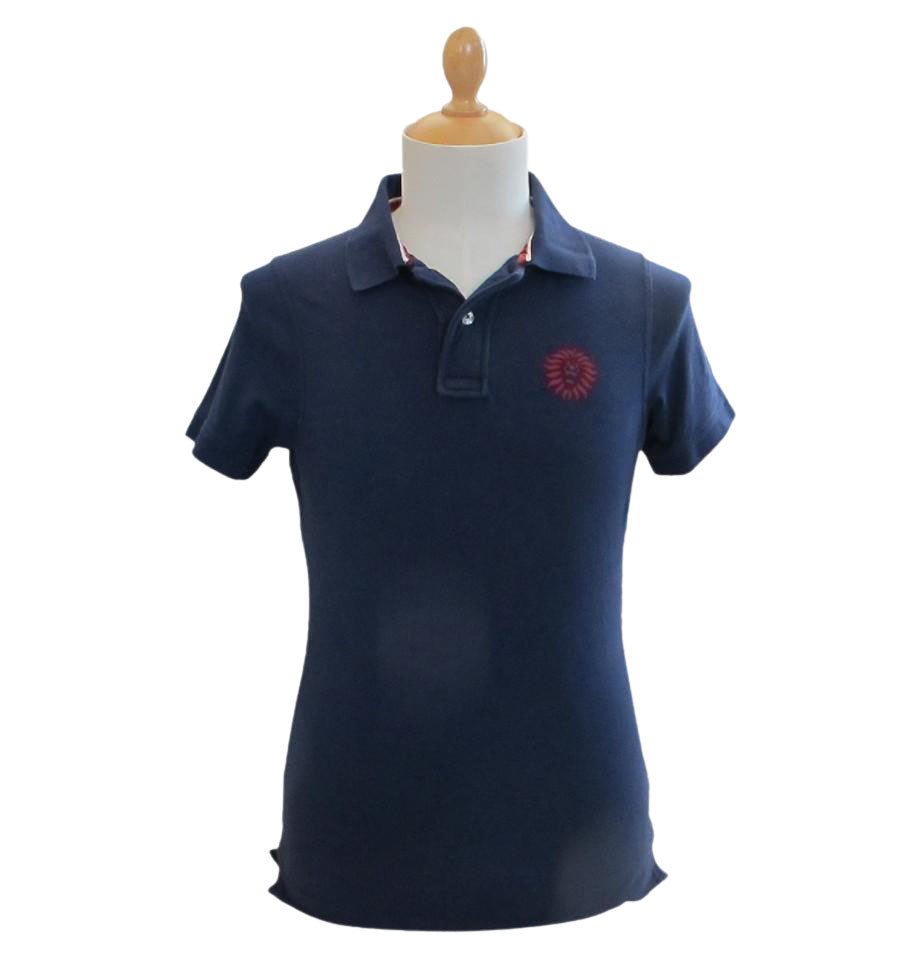 La Polo ITA 69 blu ha un taglio slanciato ed elegante con due bottoni al collo e la stampa del logo “Il Moro di Venezia” a punto cuore in cromia Rossomoro. Realizzato in cotone al 100% è disponibile nelle taglie comprese tra la S e la XXL.- The ITA 69 blue polo shirt has a sleek and elegant cut with two buttons at the collar and the print of the logo "Il Moro di Venezia" in heart stitch in reddish brown. Made of 100% cotton, it is available in sizes S to XXL.