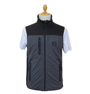 Il Gilet ITA 100 realizzato in softshell, traspirante e termico ha tre tasche frontali, due sui fianchi e una sul petto. Ricamato con il Leone di Venezia, è disponibile nelle varianti grigio, bianco e nelle taglie comprese tra la S e la XXL - The ITA 100 softshell waistcoat is breathable and thermal and has three front pockets, two on the hips and one on the chest. Embroidered with the Lion of Venice, it is available in grey, white and in sizes S to XXL.
