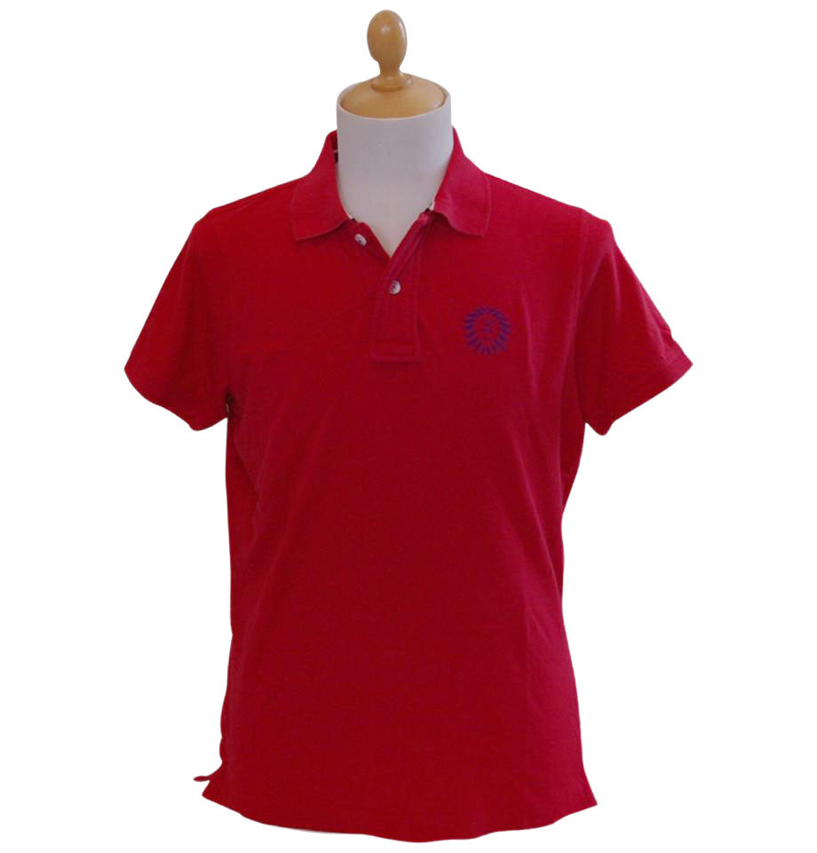 La Polo ITA 69 Rossomoro ha un taglio slanciato ed elegante con due bottoni al collo e la stampa del logo “Il Moro di Venezia” a punto cuore in cromia blu. Realizzato in cotone al 100% è disponibile nelle taglie comprese tra la S e la XXL. - The ITA 69 Rossomoro polo shirt has a sleek and elegant cut with two buttons at the collar and the "Il Moro di Venezia" logo print in heart stitch in blue. Made of 100% cotton, it is available in sizes S to XXL.