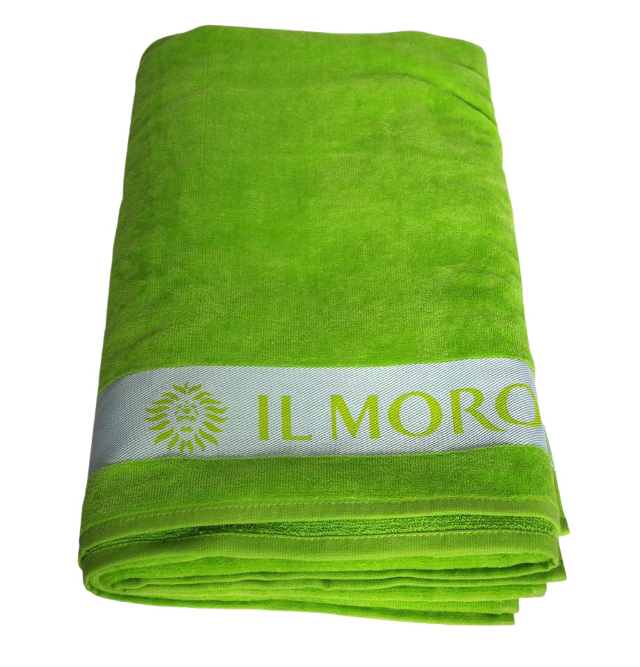 Il Telo ITA 143 verde è realizzato interamente in cotone 100% e ha dimensioni di 100cm X 160cm. Una fascia bianca mette in risalto il logotipo “Il Moro di Venezia” Comodo e pratico, per la spiaggia, la piscina, l’attività fisica e il tempo libero. - The ITA 143 green towel is made entirely of 100% cotton and measures 100cm X 160cm. A white band highlights the "Il Moro di Venezia" logo. Comfortable and practical, for the beach, the swimming pool, physical activity and leisure time.