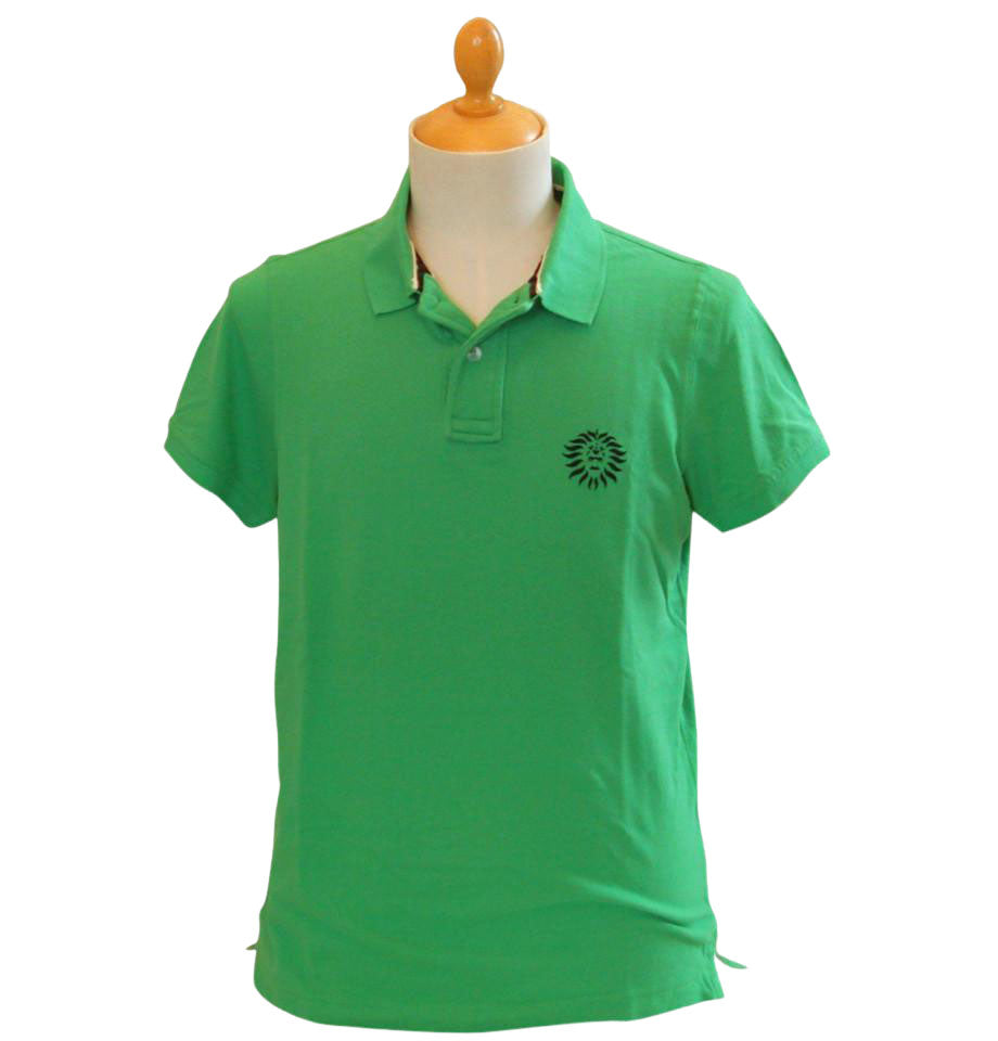 La Polo ITA 69 verde ha un taglio slanciato ed elegante con due bottoni al collo e la stampa del logo “Il Moro di Venezia” a punto cuore in cromia nera. Realizzato in cotone al 100% è disponibile nelle taglie comprese tra la S e la XXL - The green ITA 69 Polo shirt has a sleek and elegant cut with two buttons at the collar and the "Il Moro di Venezia" logo print in black heart stitch. It is made of 100% cotton and is available in sizes S to XXL.